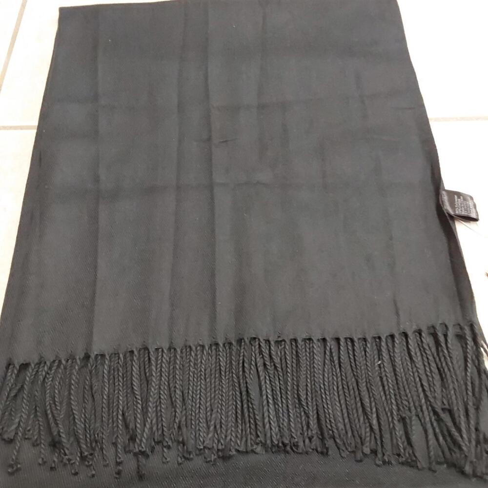 Just Cozy Black 27" x 68" scarf with 3" tassels NWT - Picture 9 of 12